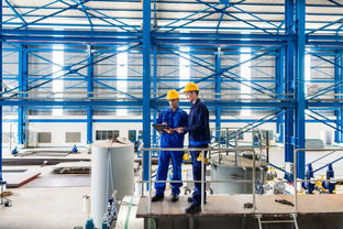 两个站在大型机器上的工人图片 站在大型机器上的两个工人素材 高清图片 ...
